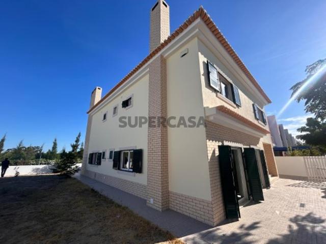 Moradia T6 localizada na Urbanização Vila Serena, Pinhal Novo