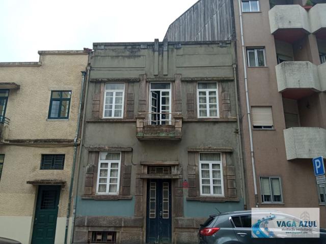 Moradia T6 para Recuperar na Rua Oliveira Monteiro Porto
