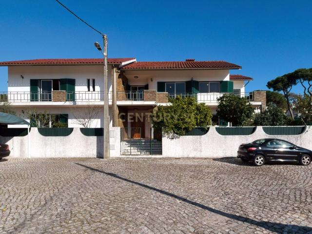 Moradia T6 + 2 +sótão e anexo perto da Praia da Costa da Caparica Vila nova da Caparica