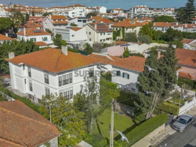 Moradia T7 no Centro de Cascais. Moradia independente, inserida num lote com 578m² e com uma área bruta de construção de 504m²