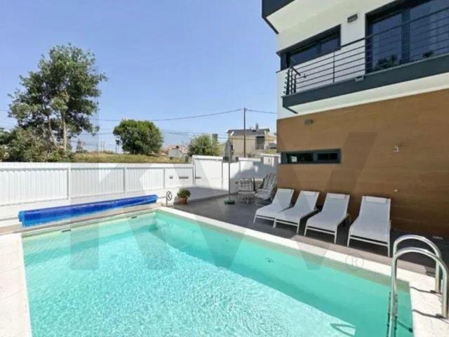 Moradia T7 Com 5 Suites e Piscina