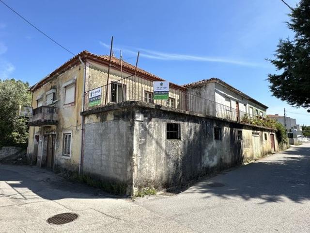 Moradia T7 com duas garagens em São Martinho do Bispo