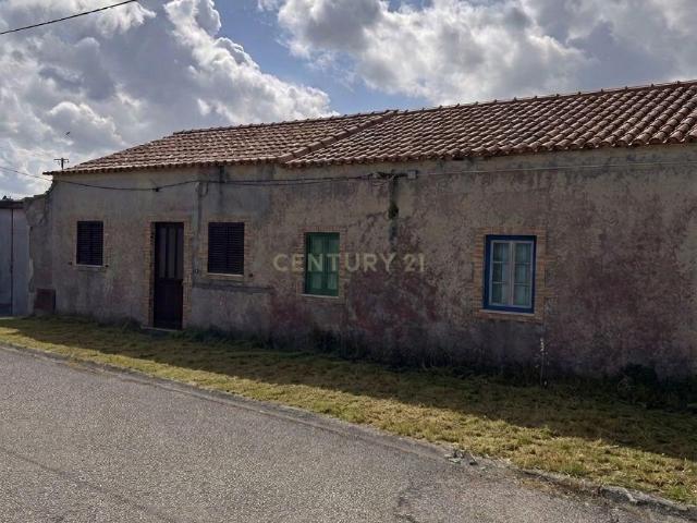 Moradia T7 com Enorme Potencial em Lote Total de 5.611 m²