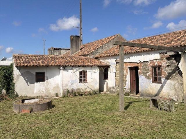 Moradia T7 com Enorme Potencial em Lote Total de 5.611 m²