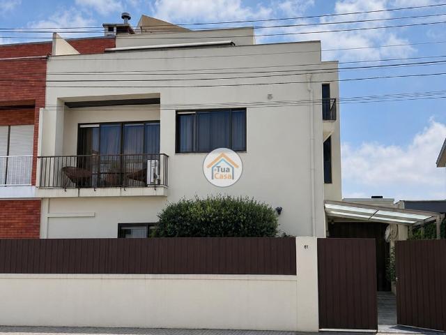 EXCLUSIVO | Moradia T7 de 4 Pisos com Jardim e Garagem no Centro de Mafamude, Vila Nova de Gaia