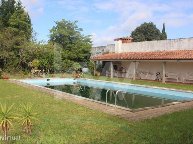 Moradia T7 em Santiago da Riba UI com piscina e grande jardim