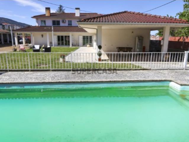 Moradia T7 isolada com piscina na Lousa
