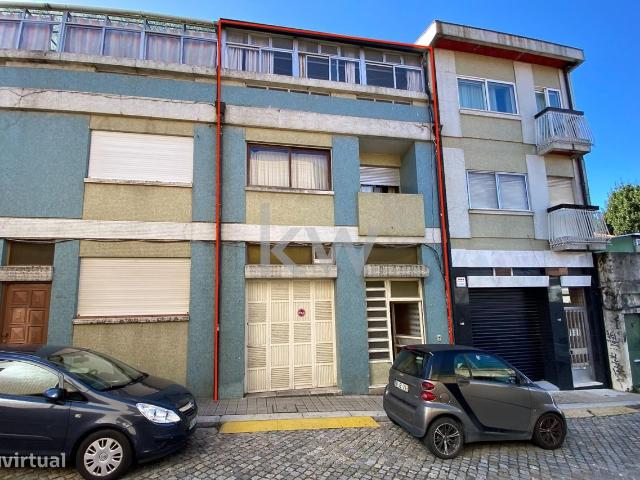 Moradia T7 junto ao Parque do Covelo com rea exterior e garagem fech