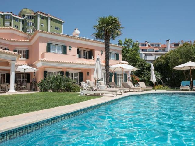 Moradia T8+2 com móveis, jardim e piscina próximo ao centro de Cascais