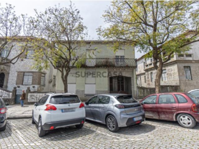 Moradia T8 no Centro de Guimarães Oportunidade para Investimento e Reabilitação