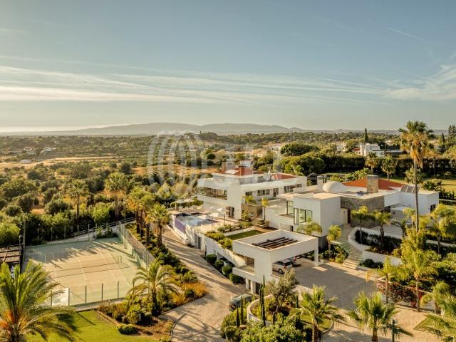 Moradia T8 bifamiliar com piscina, em Porches, Algarve
