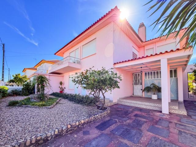 Moradia T8 com Garagem com espaço exterior no Tramagal