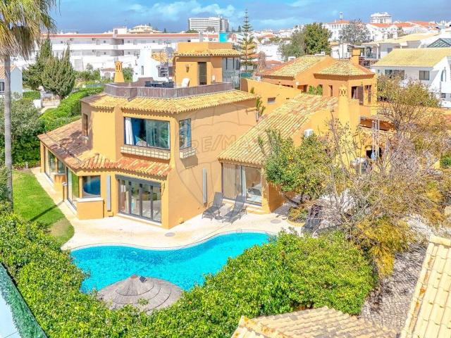 Moradia T8 de luxo à venda em Albufeira