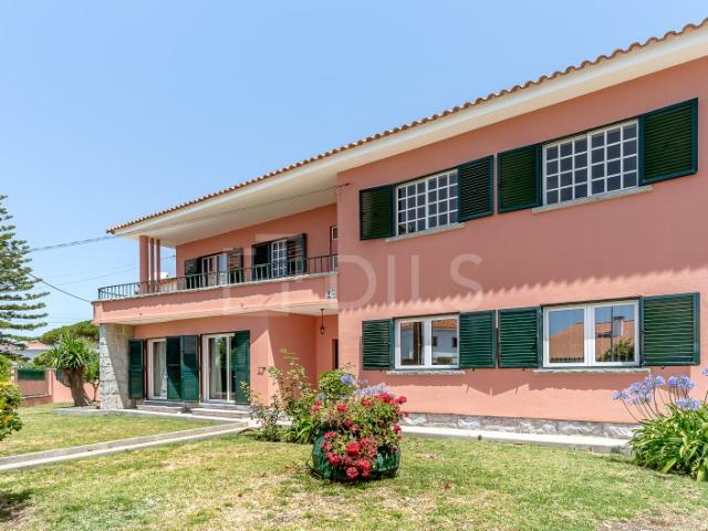 Moradia T8 isolada, com jardim e piscina no centro da Parede