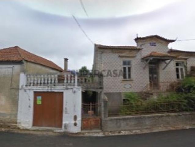 Moradia T9 para recuperar em Eixo