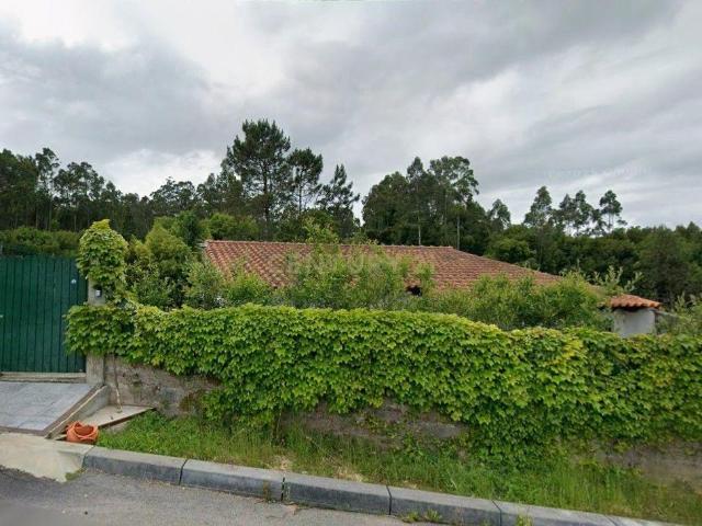 Moradia T0 com logradouro e àrea de terreno de 918 m2