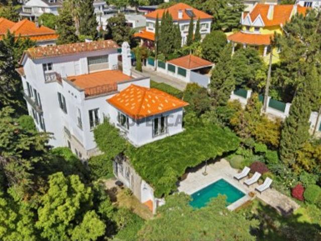 Moradia T10 com 3 Pisos, Jardim e Piscina no Estoril