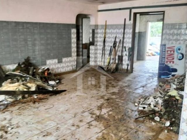 Moradia T10 para recuperar localizada em Santo Isidro de Pegões