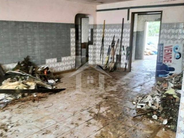 Moradia T10 para recuperar localizada em Santo Isidro de Peges