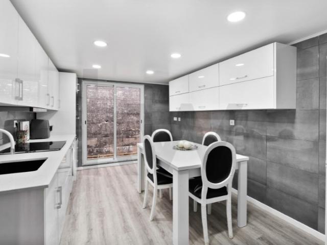Moradia T1+1 com Terraço, RENOVADA 15 min de Lisboa, Queluz 10 min A pé da Estação de comboio