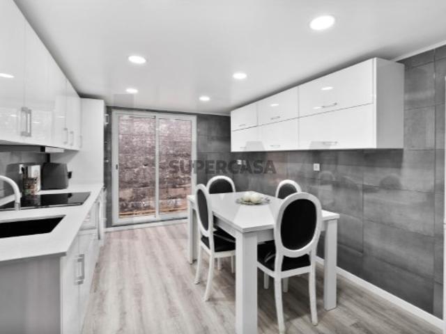 Moradia T1+1 com Terraço, RENOVADA 15 min de Lisboa, Queluz 10 min A pé da Estação de comboio