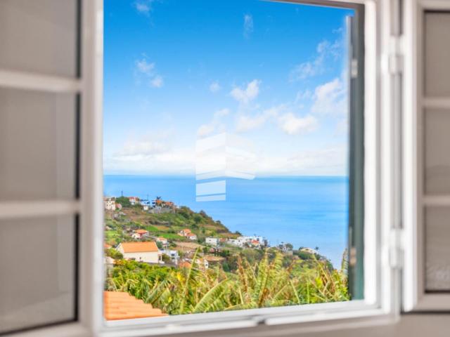 Moradia T1+1 com Vista Mar e Potencial de Rentabilização nos Canhas, Ponta do Sol