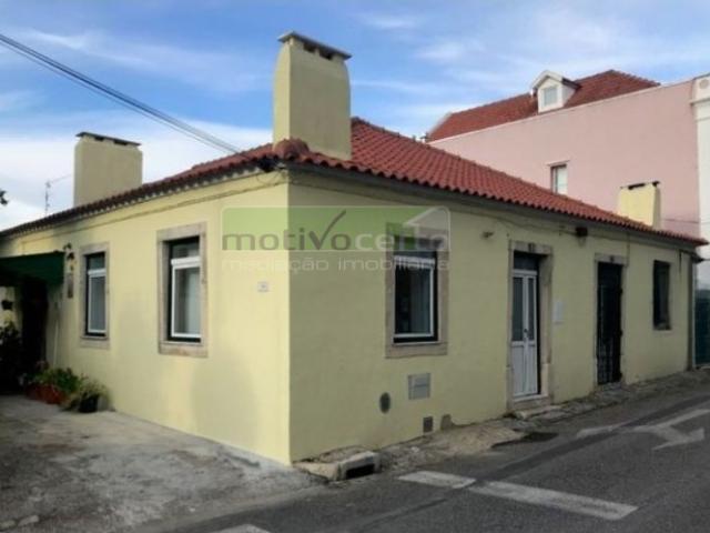 Moradia T1+1 Geminada em Benfica. Totalmente Remodelada e Pronta a Habitar