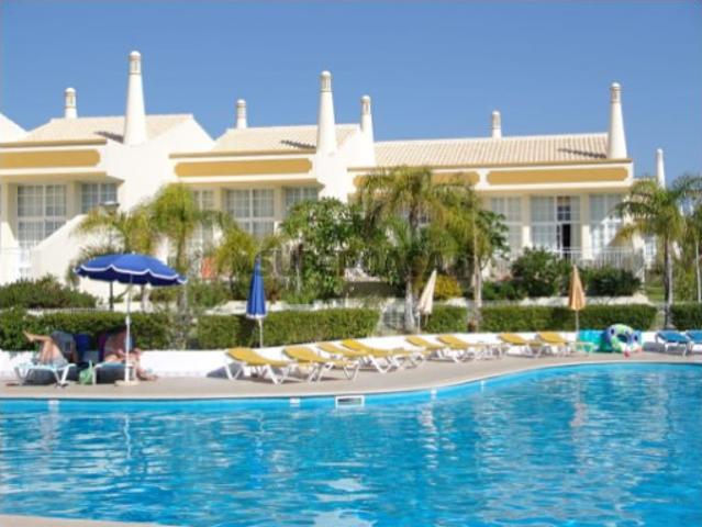 Moradia T1+1 para venda em condomínio fechado, a 10 mins a pé da praia de São Rafael em Albufeira