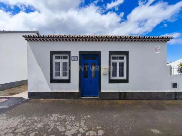 Moradia T1+1 Renovada com Potencial de Investimento – Lomba da Fazenda, Nordeste