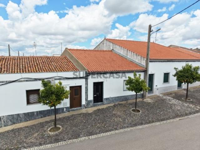 Moradia T1+2 com quintal, terraço e garagem na Amareleja, Moura, Beja
