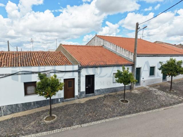 Moradia T1+2 com quintal, terraço e garagem na Amareleja, Moura, Beja
