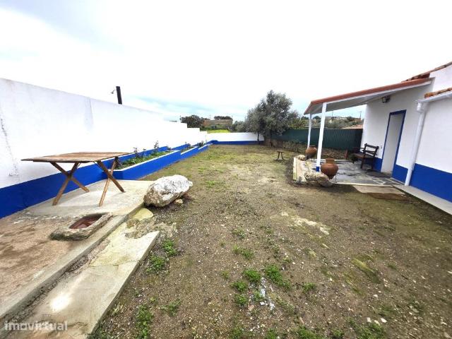 Moradia T1, com um espao exterior, muito perto da praia Fluvial Az.