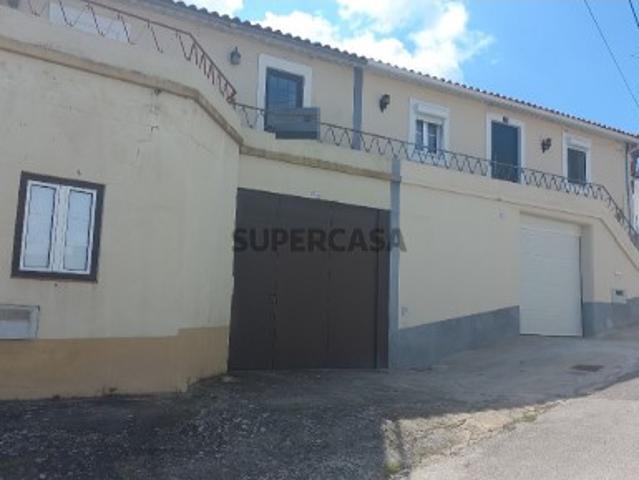 Moradia com Garagem, Terraço e Anexos em Pernes