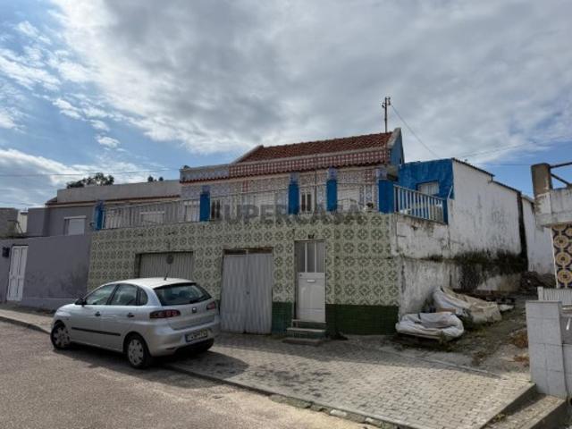 Moradia T1 com garagem, terraço e possibilidade de aproveitamento de sótão!