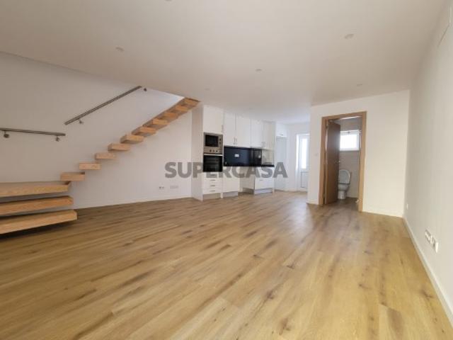 Moradia T1 duplex, totalmente remodelada Almada