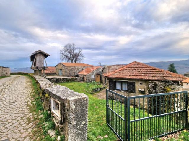 Moradia T1 + Edifício anexo em Paredes do Rio, Covelães, Montalegre