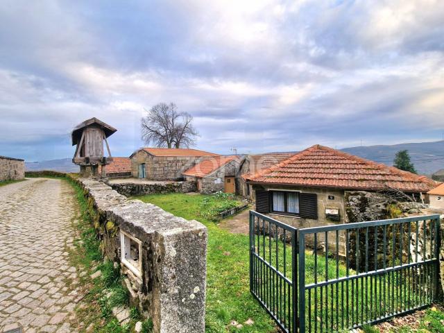 Moradia T1 + Edifício anexo em Paredes do Rio, Covelães, Montalegre