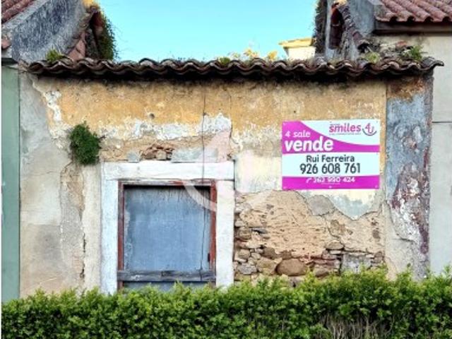 Moradia T1 em Ruína com Quintal Centro de Alfeizerão Oportunidade Única!