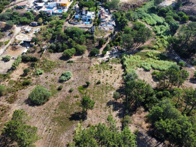Moradia T1 para remodelação inserida em Terreno com 4.094 m² Charneca da Caparica