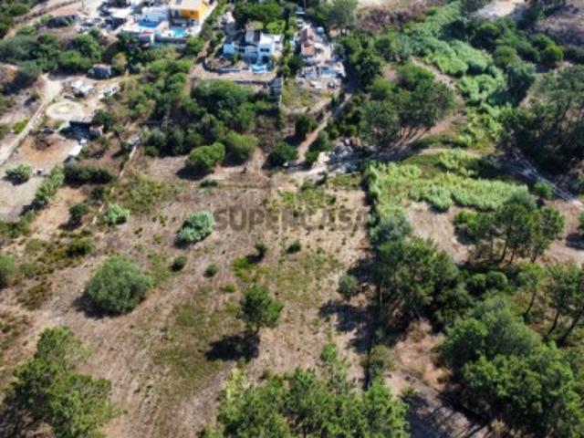 Moradia T1 para remodelação inserida em Terreno com 4.094 m² Charneca da Caparica