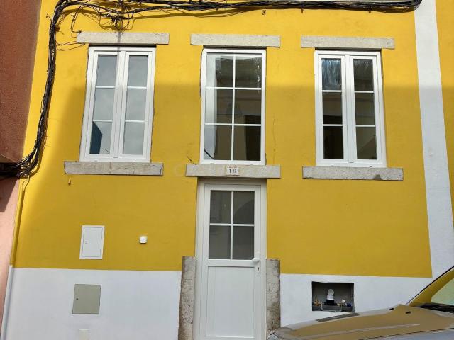 Moradia T1 Renovada, com Amplo Terraço, Sala/Cozinha em Open Space, na Palhavã