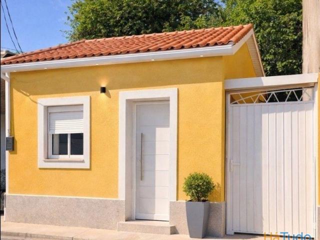 Moradia T1 toda remodelada c/ mezanine +1 quarto e wc, c/peq.Páteo zona Arzila | 26084093481