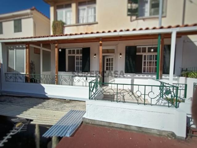 Moradia T2 com duas suites, com pequeno logradouro