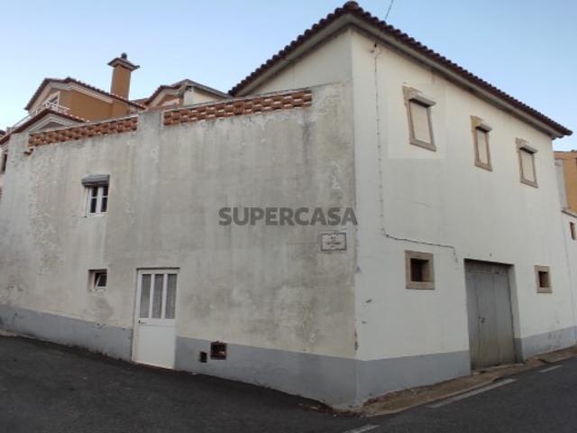 Moradia T2+1 anexo, adega e logradouro em Mafra