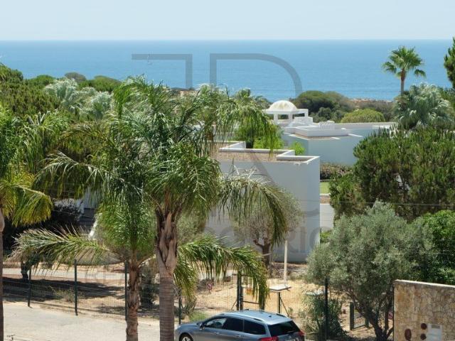 Moradia T2+1 com arquitectura moderna e com vista mar junto. 117m² Albufeira e Olhos de Água