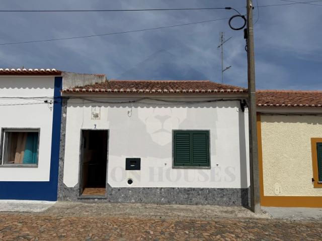 Moradia T2+1 com garagem e logradouro