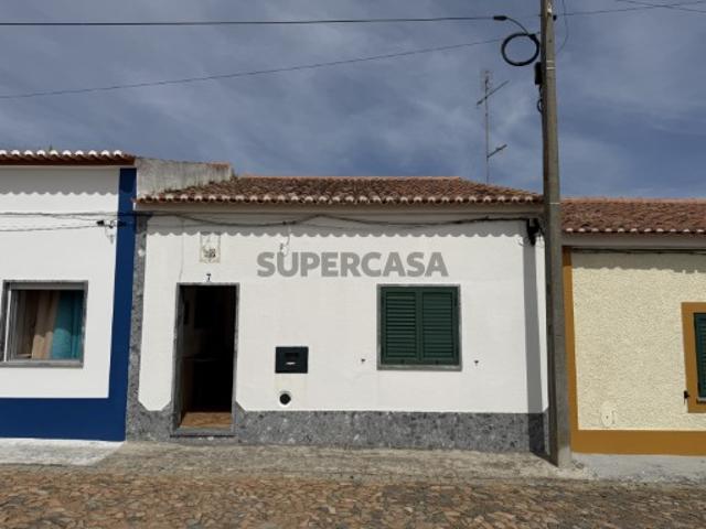 Moradia T2+1 com garagem e logradouro