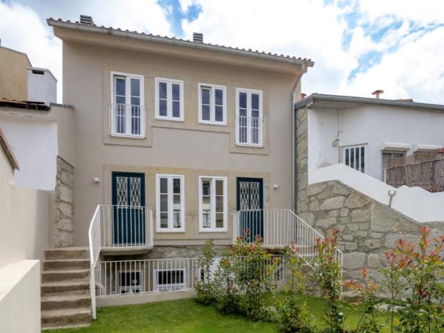 Moradia T2+1 com Pátio, totalmente remodelada