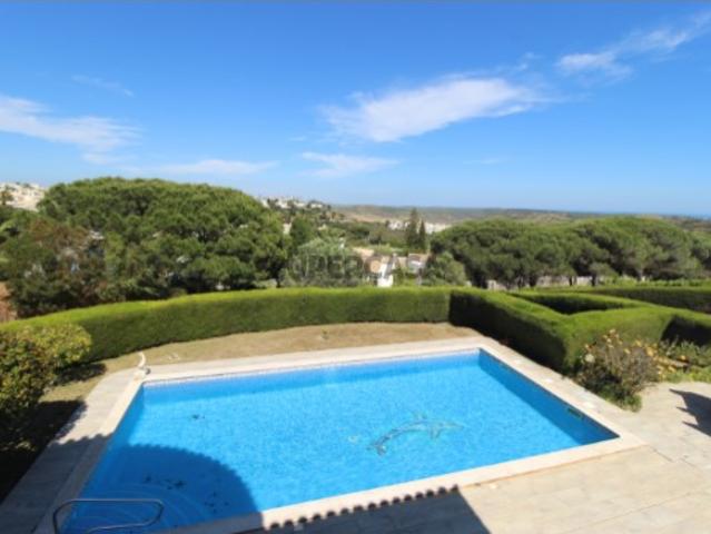 Moradia T2+1 com piscina, jardim e garagem em resort de golfe perto de Lagos