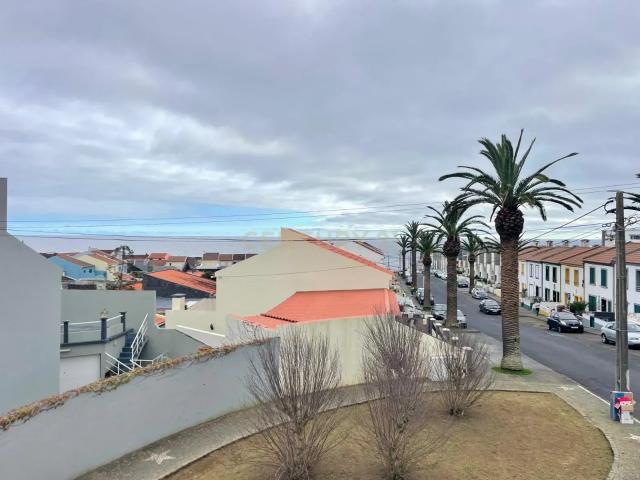 Moradia T2+1 com Quintal e Vista Mar no Centro de Lagoa